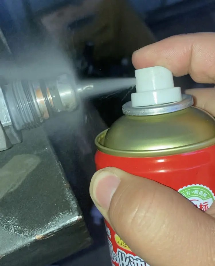 Using electrical contact cleaner for DRV valve cleaning to solve diesel test bench pressure faults.